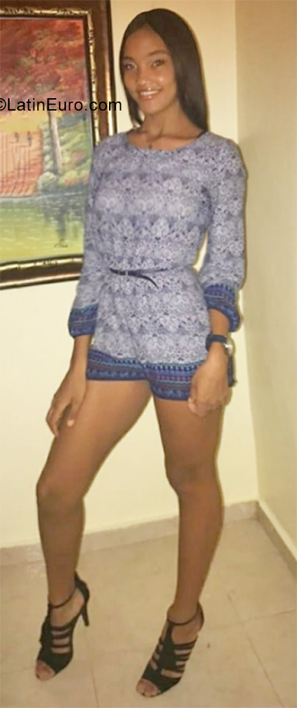 Date this sensual Dominican Republic girl Alexandra from Barahona DO40035