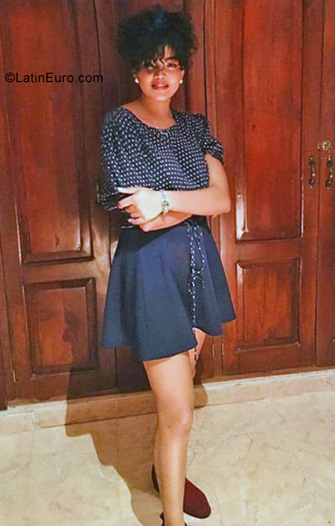Date this tall Dominican Republic girl Dania from Santo Domingo DO38907