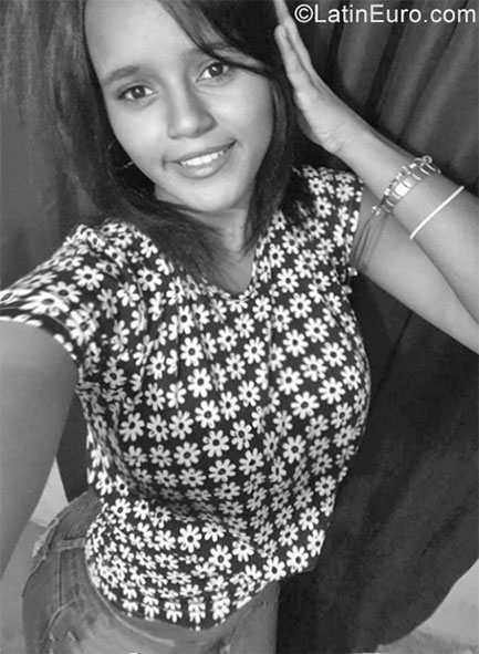 Date this sultry Dominican Republic girl Bebita from Santo Domingo DO38985