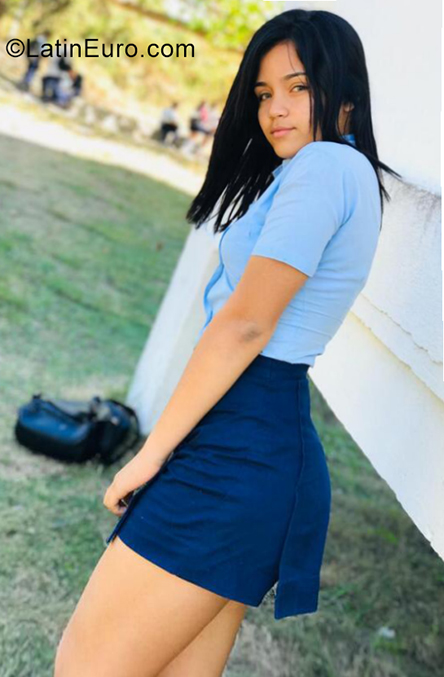 Date this fun Cuba girl Angie from Havana CU746