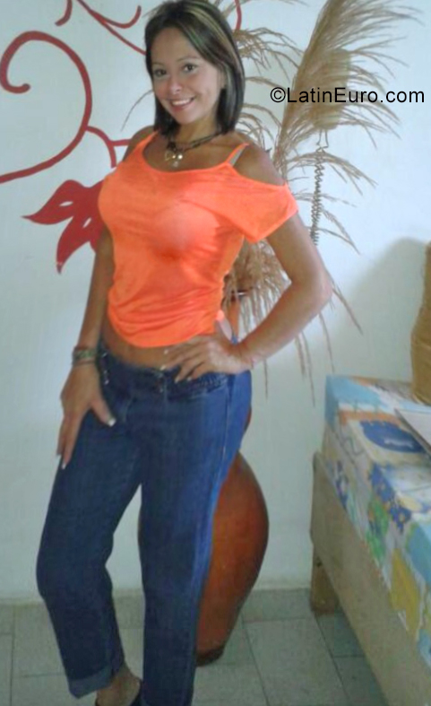 Date this lovely Venezuela girl Rasi from Maracay VE3654