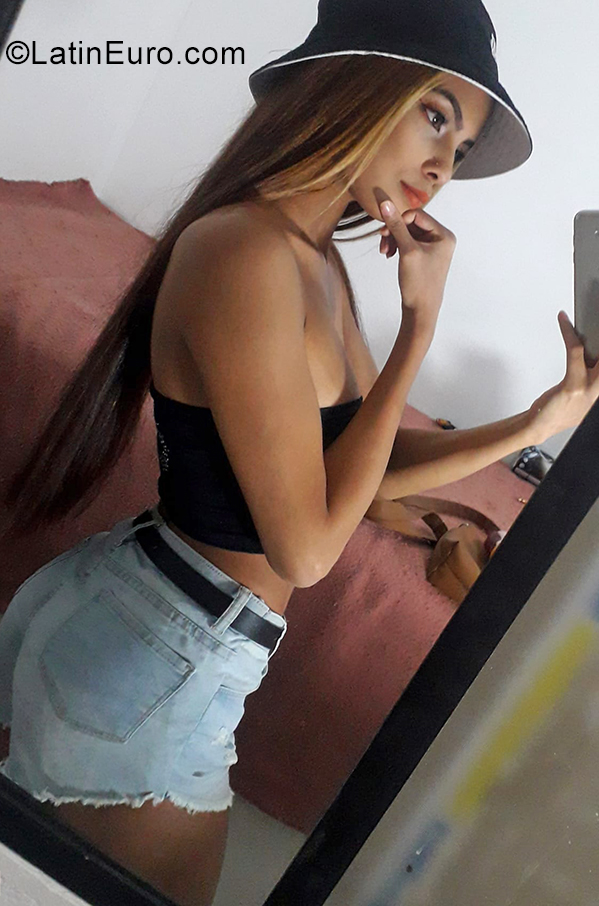 Date this sultry Colombia girl Silvana from Medellin CO29205
