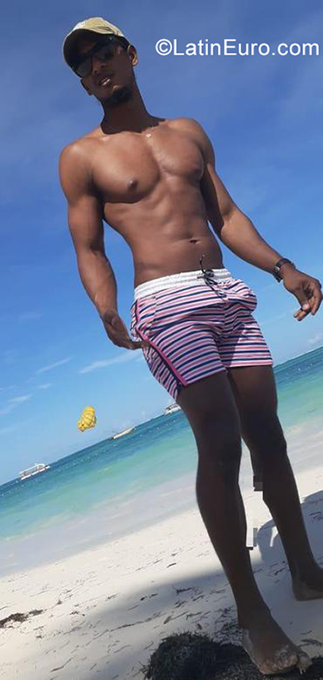 Date this stunning Dominican Republic man Bruno from Veron DO39217