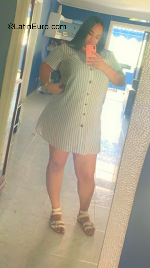 Date this happy Dominican Republic girl Samantha from Santo Domingo DO39228
