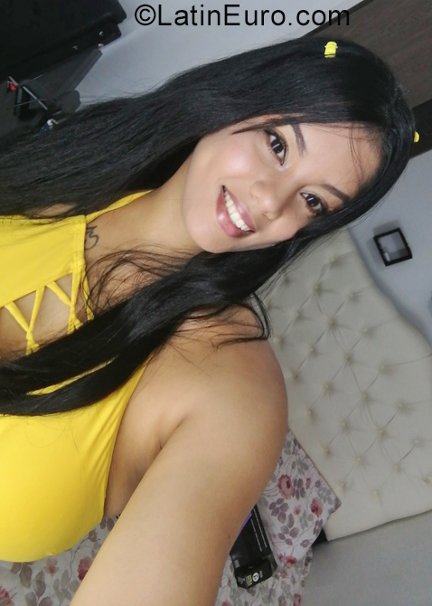 Date this foxy Colombia girl Melanie from Bucaramanga CO29454