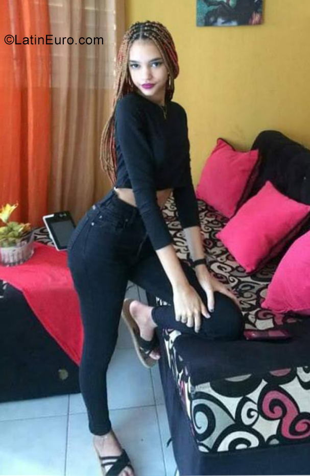 Date this beautiful Dominican Republic girl Aivi from Santo Domingo DO39360