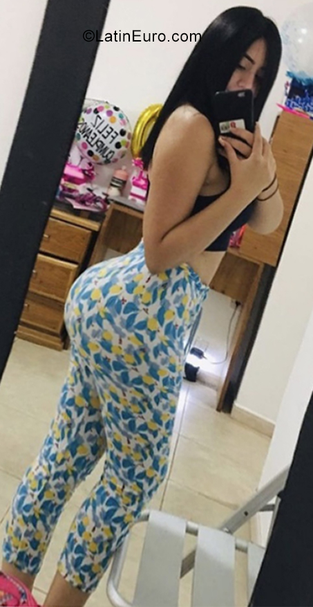 Date this foxy Venezuela girl Alejandra from Caracas VE3755