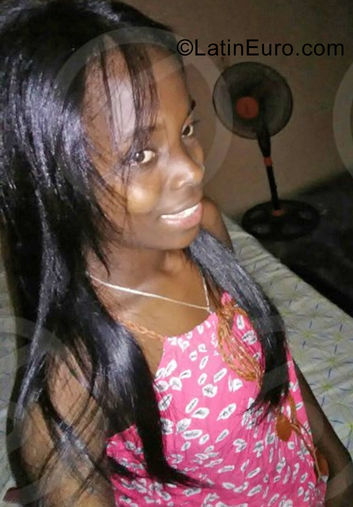 Date this happy Dominican Republic girl Pamela from Santo Domingo DO39491