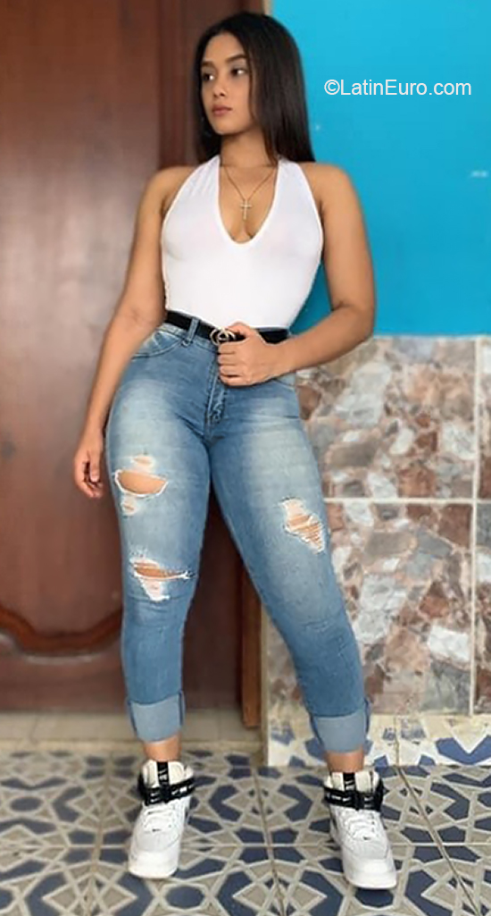 Date this sensual Dominican Republic girl Samantha from Santiago DO39572