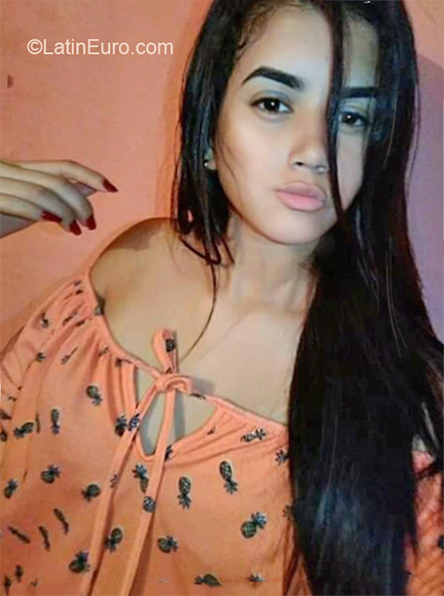 Date this gorgeous Venezuela girl Alexandra from Valencia VE3831