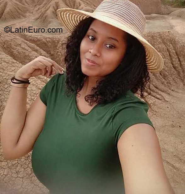 Date this nice looking Colombia girl Andrea from Jamundi CO31019