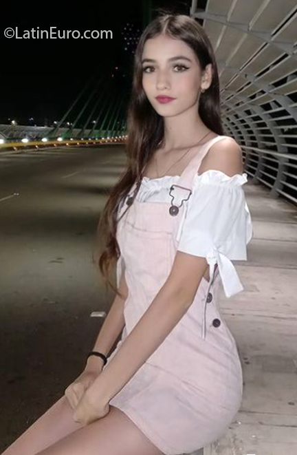 Date this gorgeous Colombia girl Daphne from Medellin CO29876