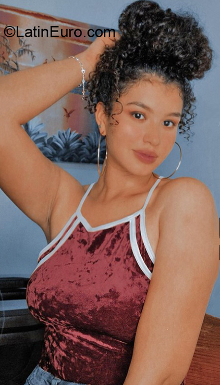 Date this foxy Venezuela girl Dangy from Valencia VE3876