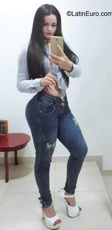 Date this foxy Colombia girl Aura from Palmira CO30181