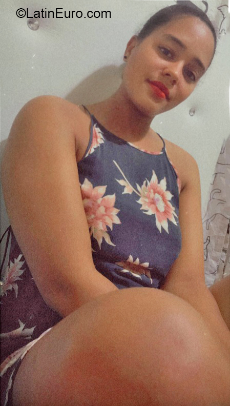 Date this passionate Dominican Republic girl Renatah from Santo Domingo DO39668