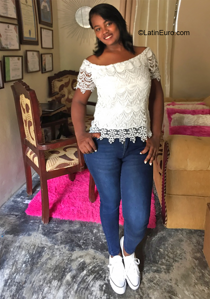 Date this delightful Dominican Republic girl Heidy payano from Santo Domingo DO39673