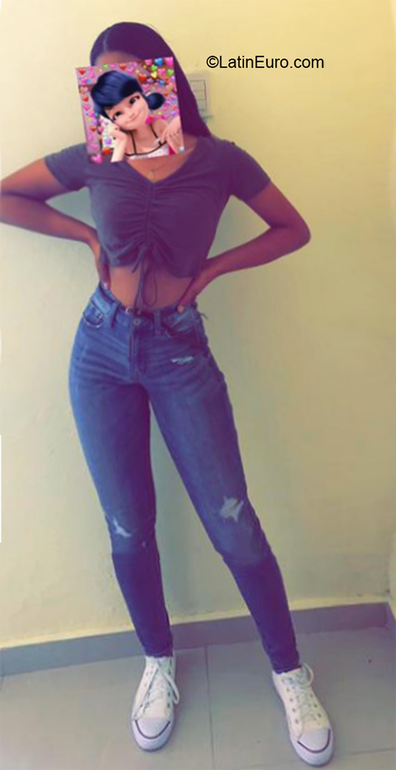 Date this hard body Dominican Republic girl CAROL from Barahona DO39697