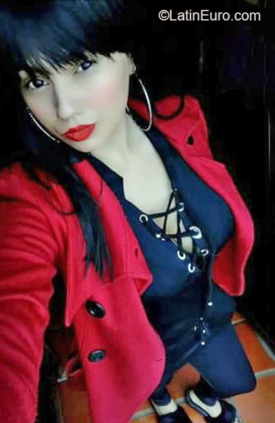 Date this sensual Venezuela girl Lorena Mndez from Caracas VE3892