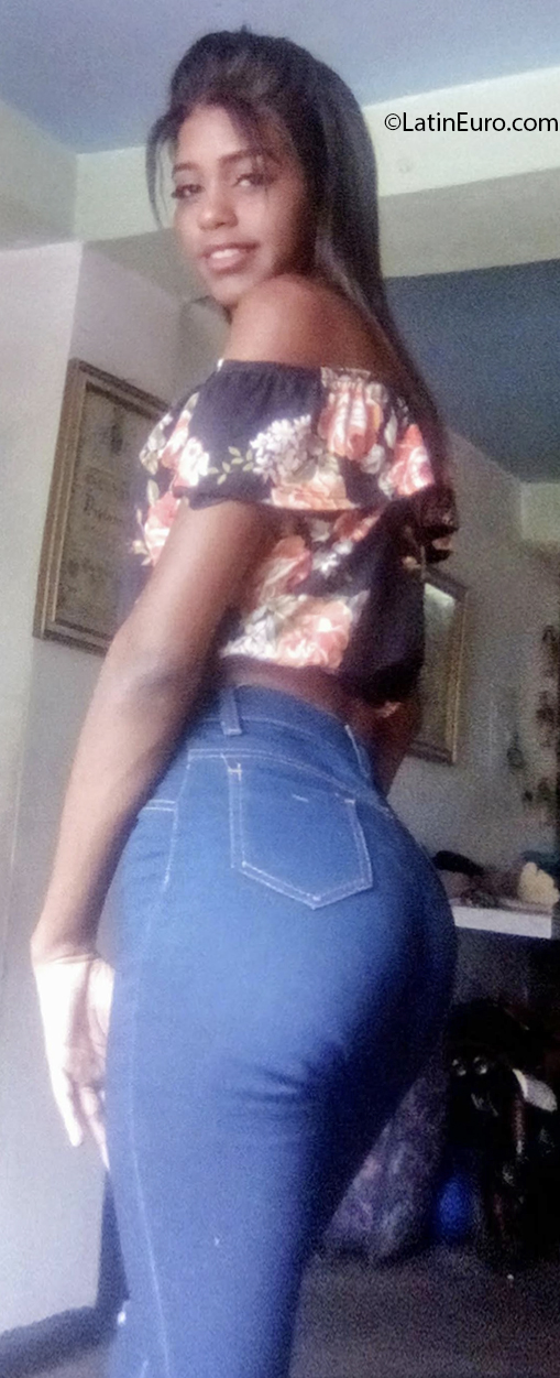 Date this nice looking Venezuela girl Andrea from Caracas VE3921