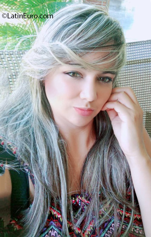 Date this foxy Venezuela girl Johana from Valencia VE3978
