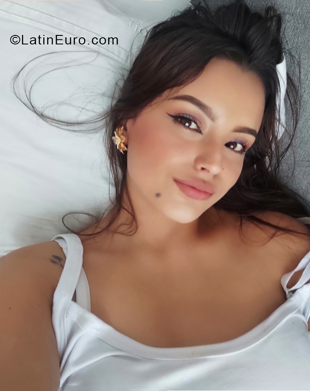 Date this lovely Colombia girl Antonella from  CO30115