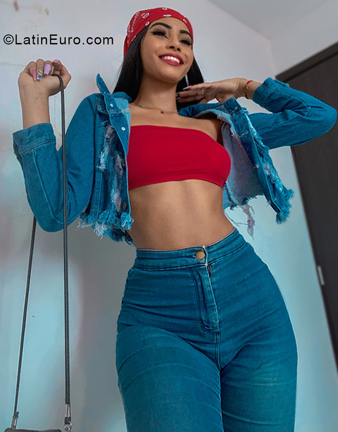 Date this charming Colombia girl Shirly from Bogota CO30137