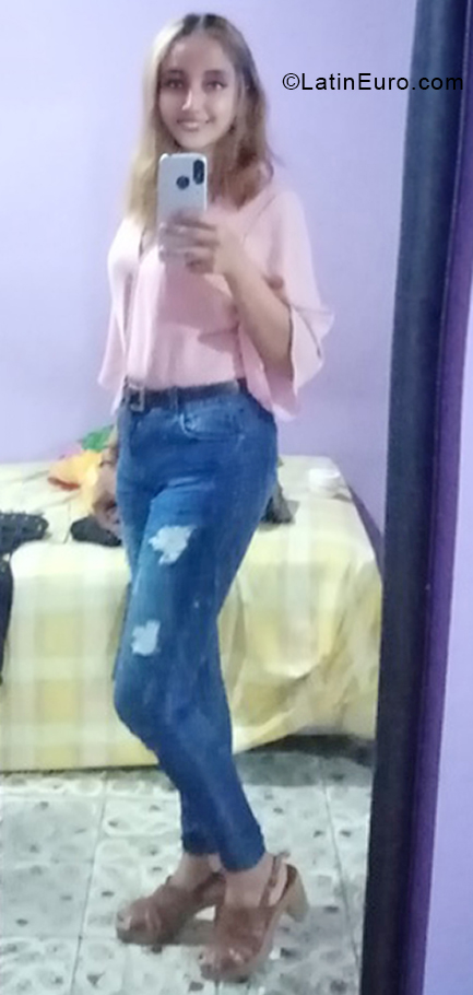 Date this lovely El Salvador girl Fatima from San Salvador SV166