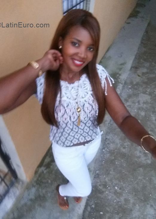 Date this foxy Dominican Republic girl Vianka from Santo Domingo DO39936
