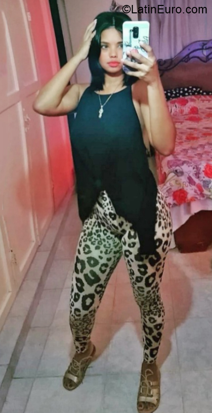 Date this sensual Dominican Republic girl Yerlin from Santo Domingo DO40755