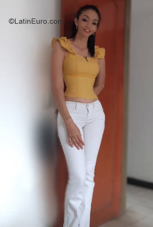 Date this beautiful Colombia girl Yamile from Cali CO30474