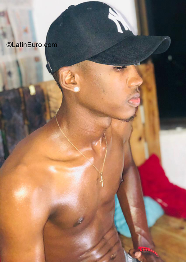 Date this foxy Colombia man Cristian from Buenaventura CO30517