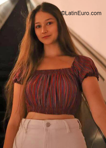 Date this athletic Ecuador girl Emilia from Quito EC828