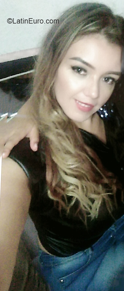 Date this delightful Colombia girl Andrea from Bogota CO30530