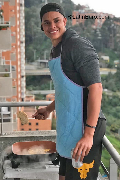 Date this nice looking Colombia man Harrinson from Bogota CO30562