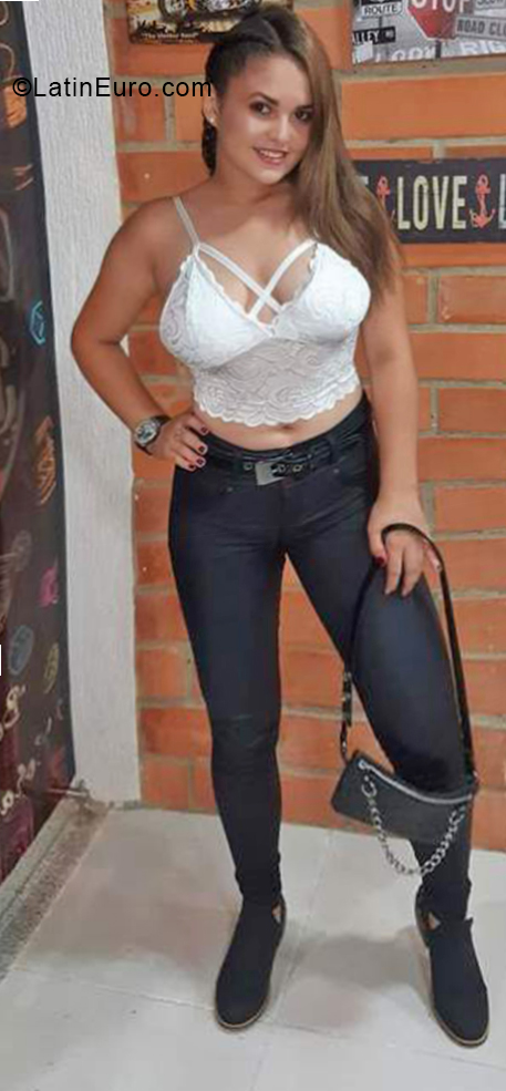 Date this foxy Colombia girl Karoll from Cali CO30624