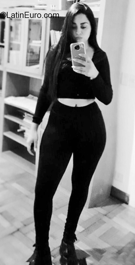 Date this foxy Argentina girl Daiana from Buenos Aires AR775