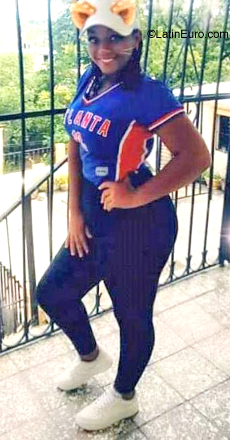 Date this pretty Dominican Republic girl Ambar from Santos Domingo DO40088