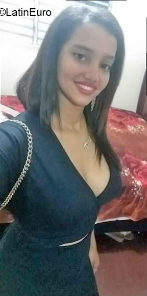 Date this sensual Dominican Republic girl Darelis from Santo Domingo DO40099