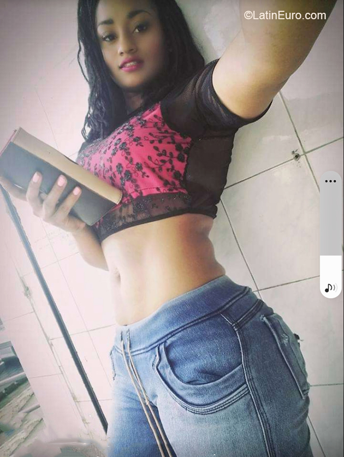 Date this sultry Dominican Republic girl Veronica from Santo Domingo DO40149
