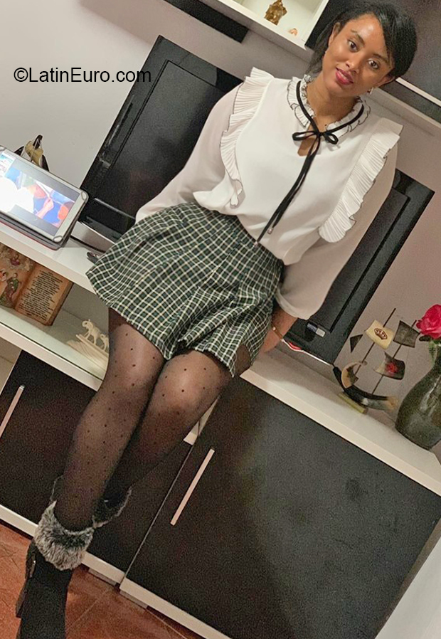 Date this foxy Spain girl Luca from Madrid ES652