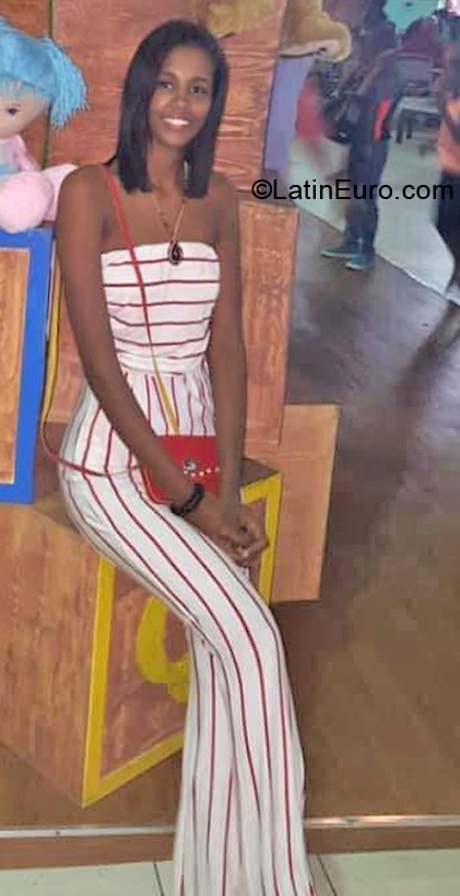 Date this sultry Dominican Republic girl Esras from Santo Domingo DO40191