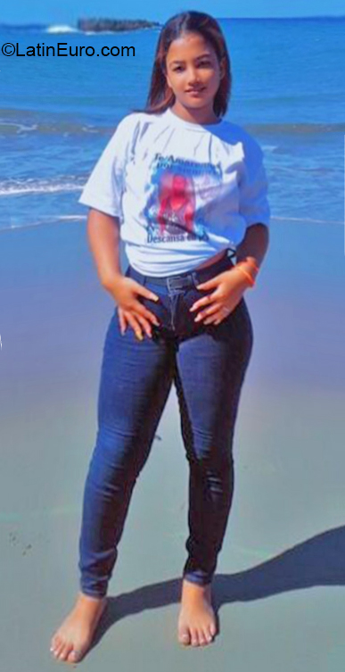 Date this nice looking Dominican Republic girl Yasmin from Mao DO40230