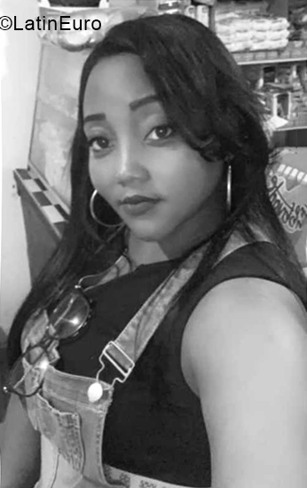 Date this foxy Dominican Republic girl Indhira from Santo Domingo DO40264
