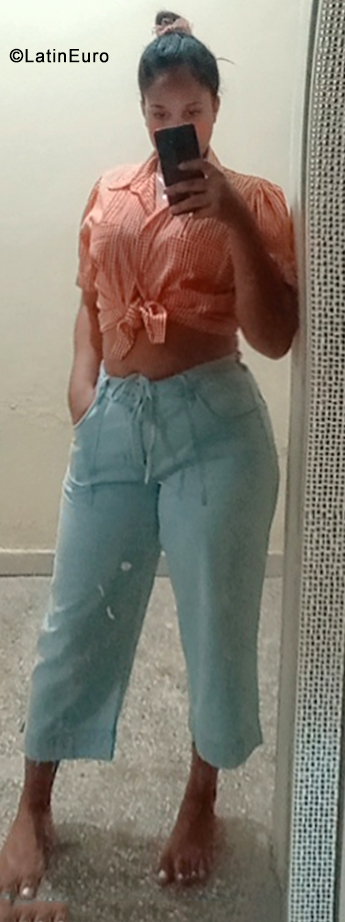 Date this stunning Dominican Republic girl Cintia from Santo Domingo DO40274