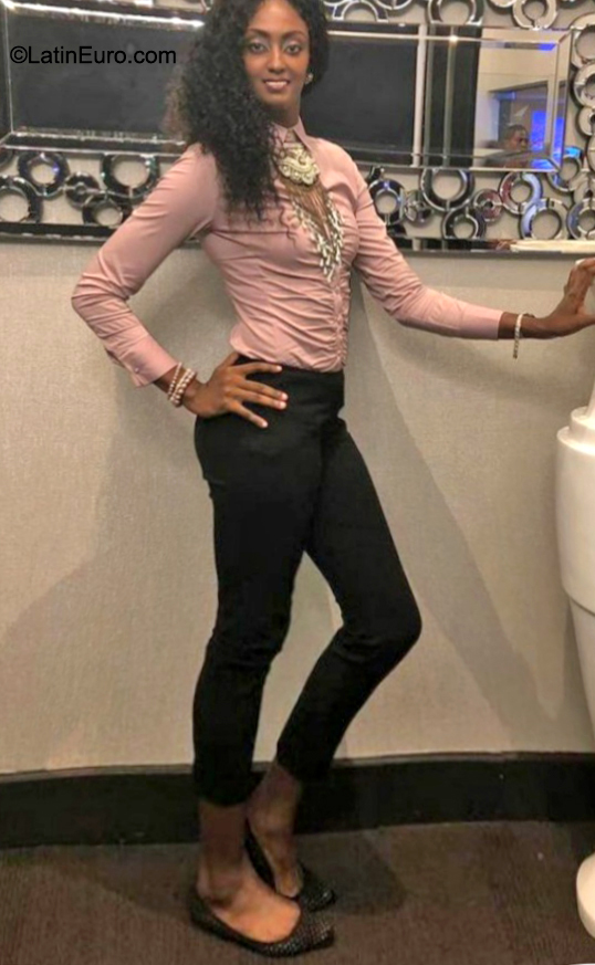Date this foxy Dominican Republic girl Elizabeth from Santo Domingo DO40305