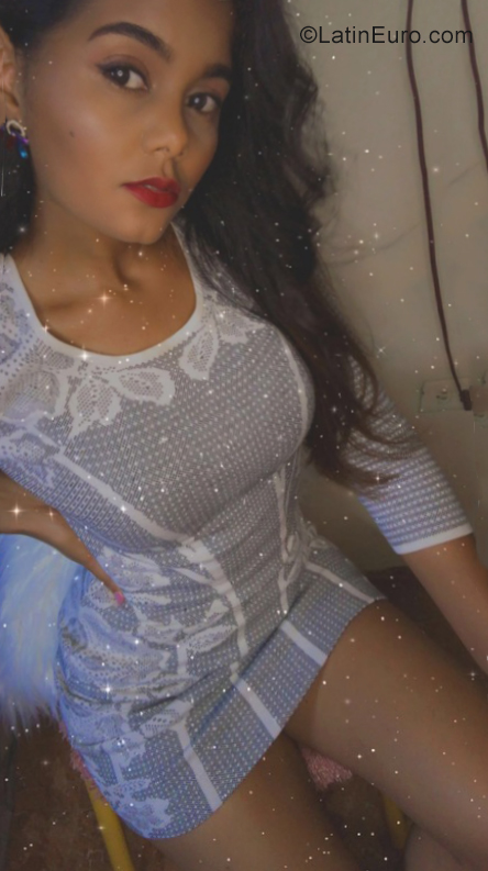 Date this voluptuous Dominican Republic girl Ana from Santo Domingo DO40370