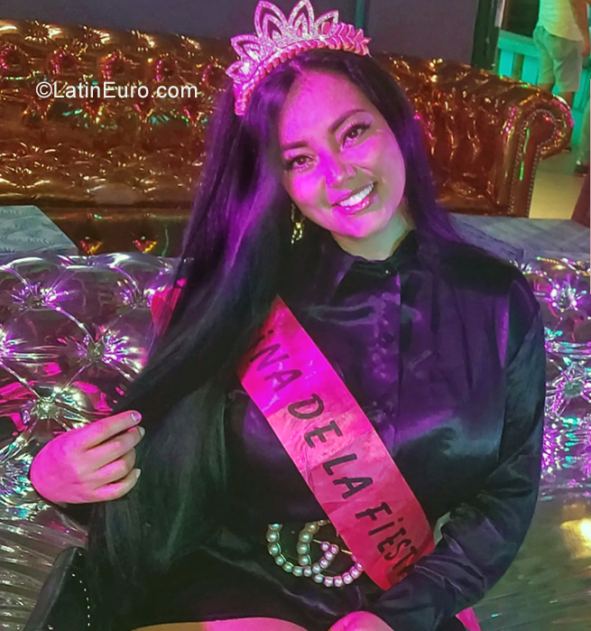 Date this voluptuous Colombia girl Paola from Bogota CO31104