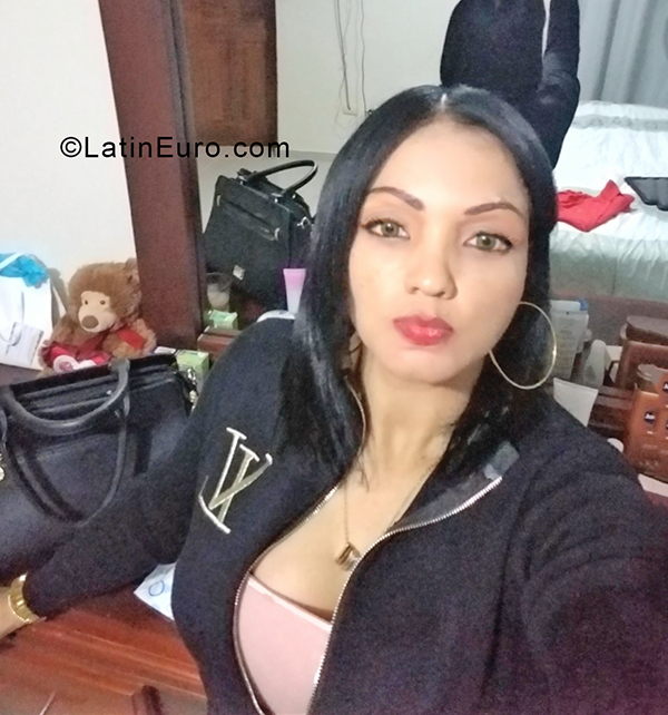 Date this good-looking Dominican Republic girl Tania from Santo Domingo DO40403