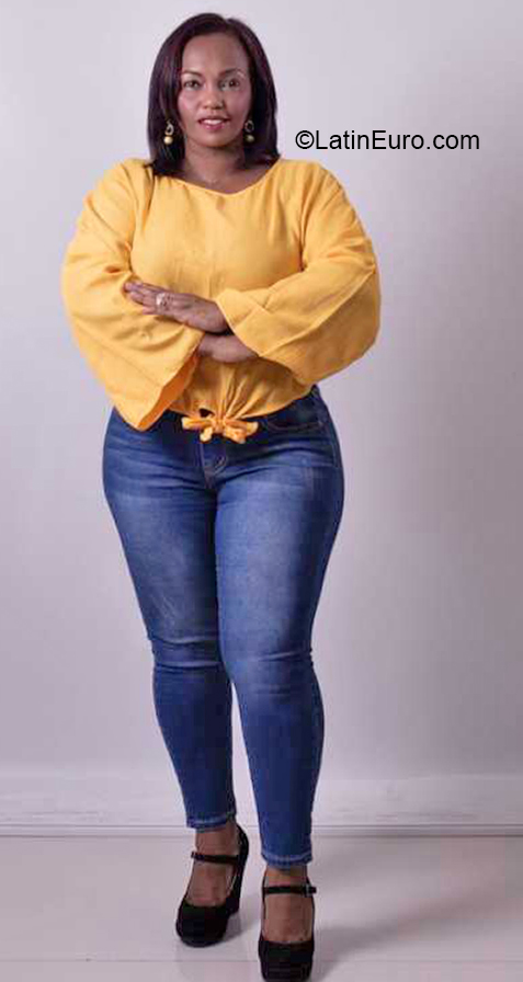 Date this stunning Dominican Republic girl Alfonsina from Santiago De Los Caballeros DO40681