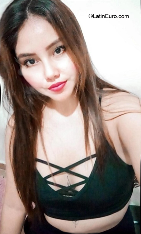 Date this nice looking Bolivia girl Kattaleya from Santa Cruz BO133